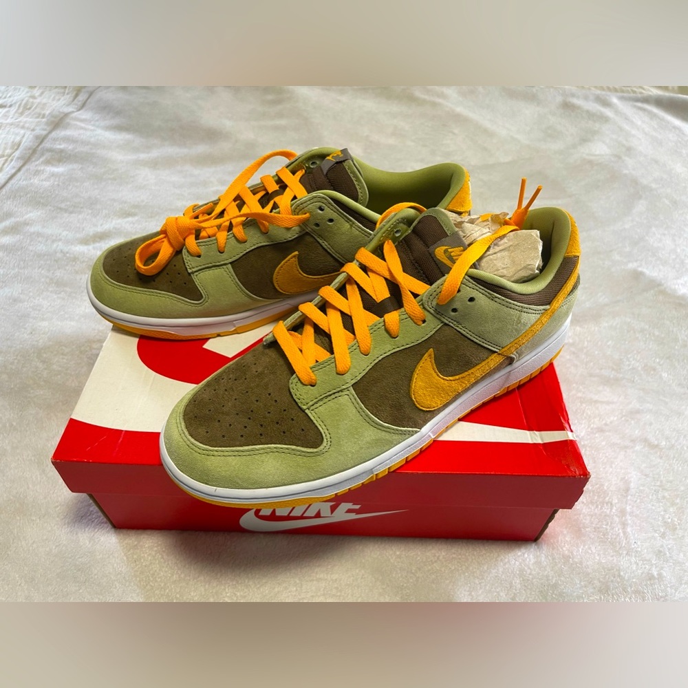 NIKE DUNK LOW SE. Color Dusty Olive/ Pro Gold